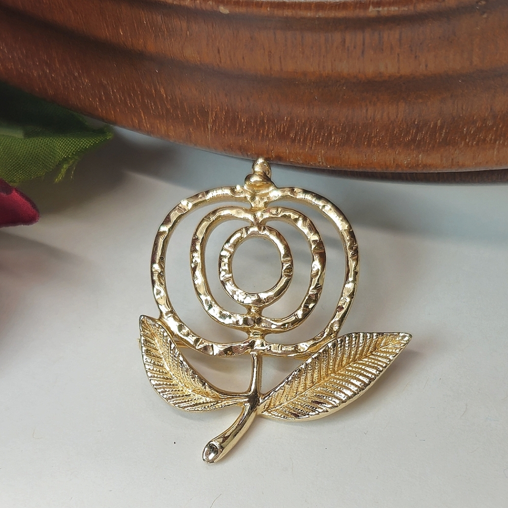Vintage Sarah Coventry Gold Tone Floral Brooch